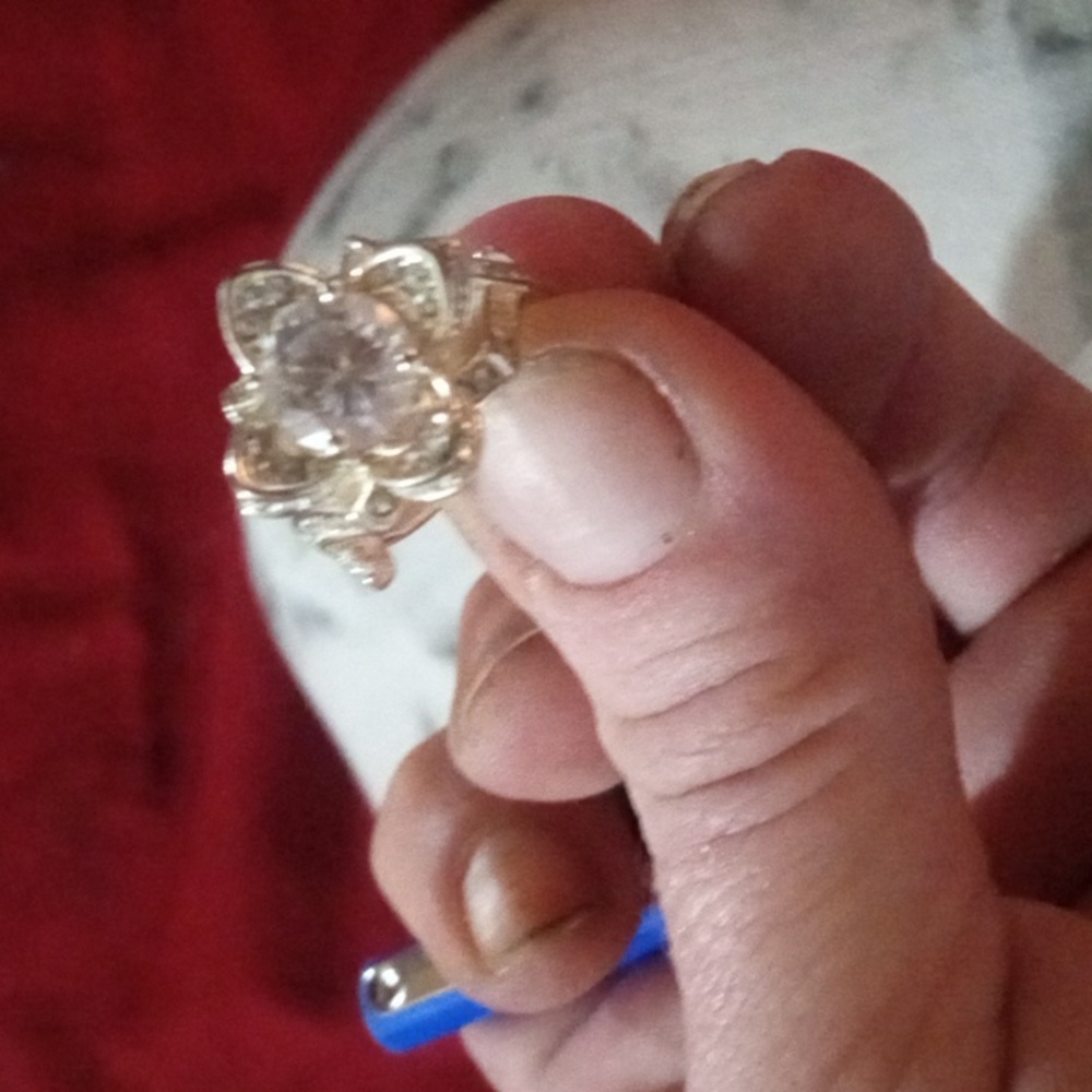 Gorgeous costume jewelry ring size 7, shaped like flower, cubic zirconia
